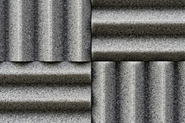 Detalhe do encaixe de placas de espuma acústica alternando a direção horizontal e vertical.
