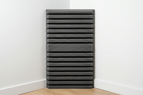 Exemplo de instalação de Bass Trap de espuma acústica profissional em canto de parede para absorção de frequências graves.
