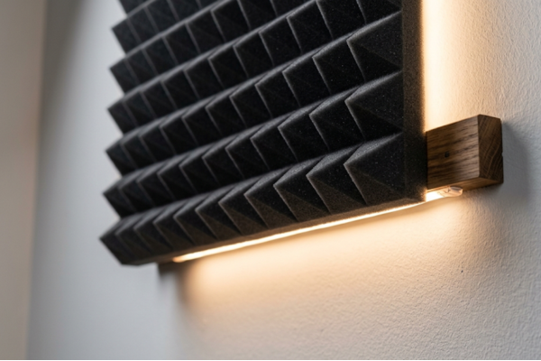 Detalhe do espaço entre a parede e a espuma acústica com a fita LED instalada no sarrafo
